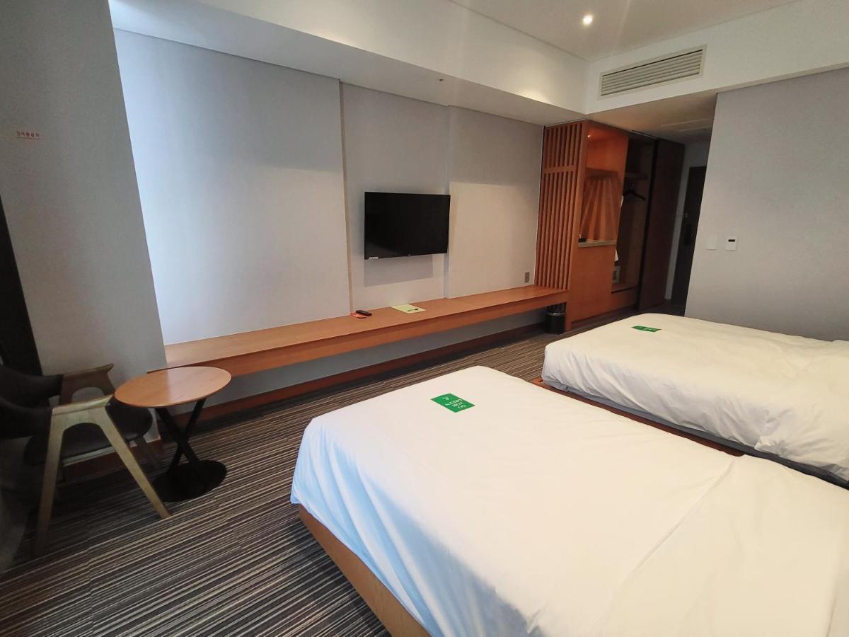 Hotel Tour Incheon Airport Hotel & Suites Bagian luar foto